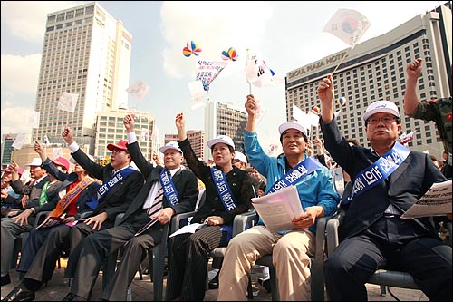 지난해 9월 서울시청앞 광장에서 한기총, 재향군인회 회원들과 한나라당 강재섭 대표와 국회의원들이 참석한 가운데 열린 사학법 개정과 전시작전통제권 환수 논의 중단을 촉구하는 기도회와 집회. 보수진영은 사학법 개정 및 전작권 환수반대 서명운동을 매개로 대선 유권자운동을 전개하고 있다. 